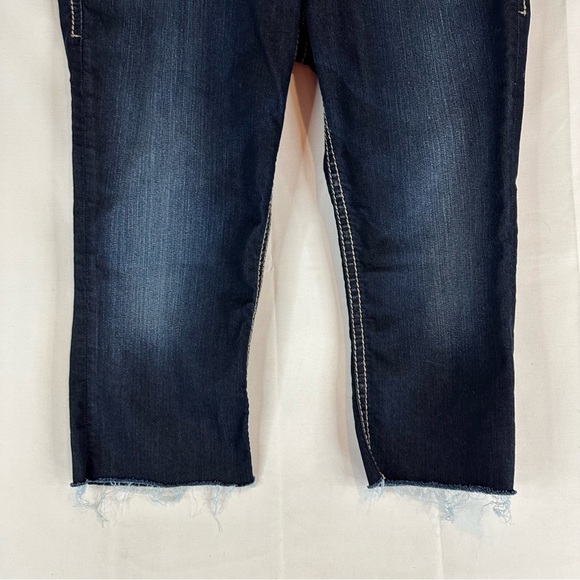 SILVER JEANS Women’s Size 32 Denim Suki Capri Style Fit Stretch Cropped Raw Hem - Picture 4 of 15